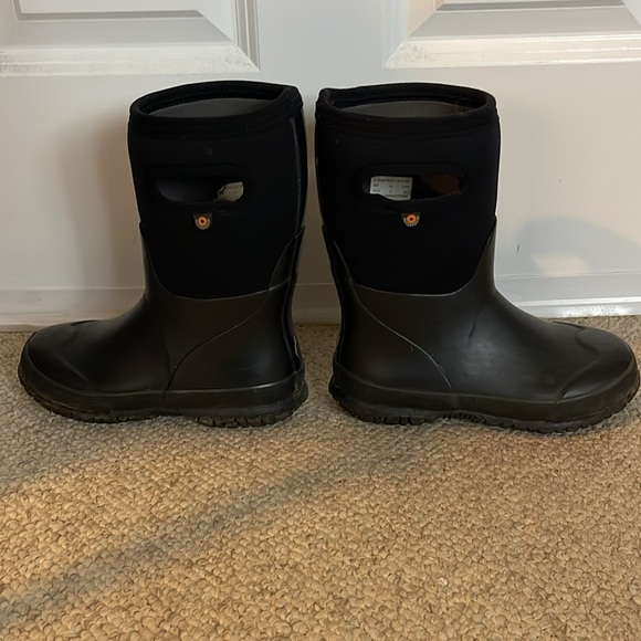 BOGS boots- Black-Size Youth 2 - Picture 3 of 5